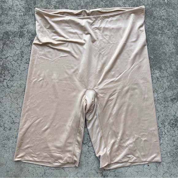 SPANX Plus Size Mid-Thigh Short size 3X preloved shapewear holiday Christmas - Picture 3 of 4